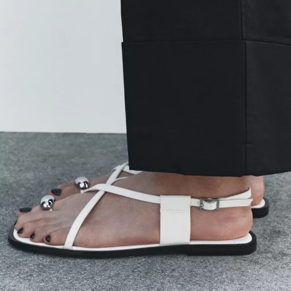 ✨ZARA✨FLAT STRAPPY SANDALS WITH METAL ORNAMENT - Picture 2 of 7